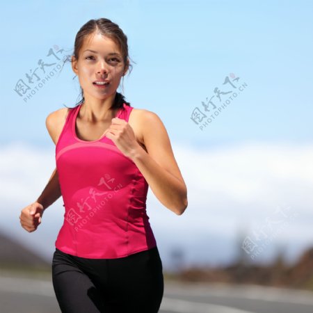 跑步的美女图片