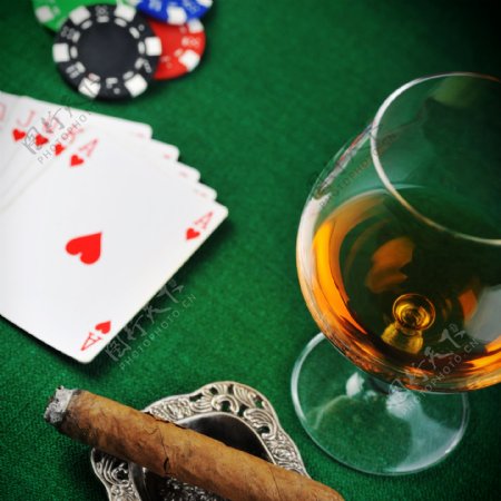 桌子上的扑克牌和烟酒图片