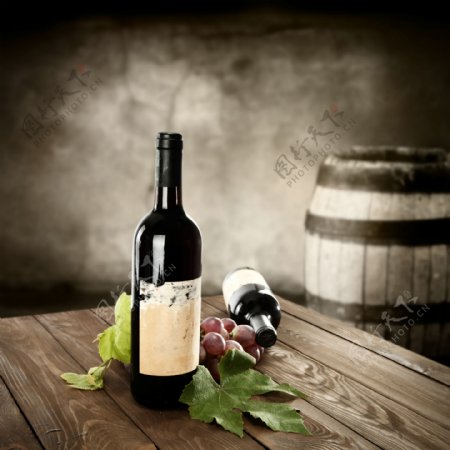 木板上的酒瓶与葡萄图片