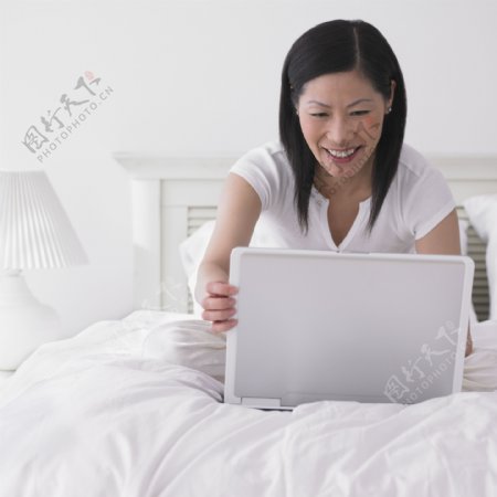 玩电脑的休闲女性图片