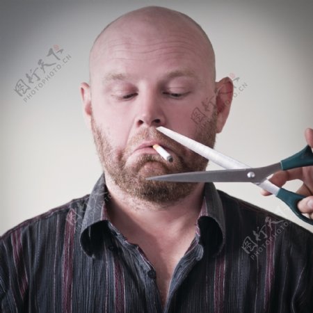 剪短吸烟人的香烟图片