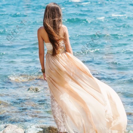 站在海边的长裙美女背部图片