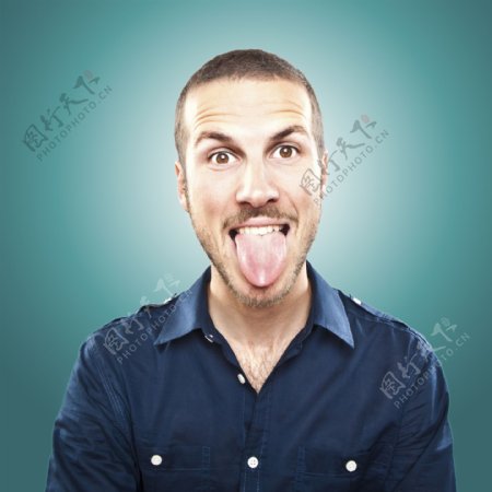 吐舌头的外国男人图片