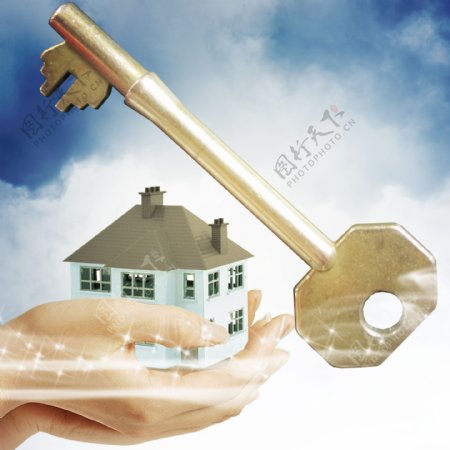钥匙与双手捧着的房子模型图片