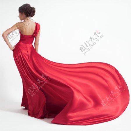 拖动红裙的时尚美女图片