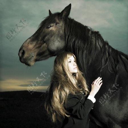 美女与马匹图片