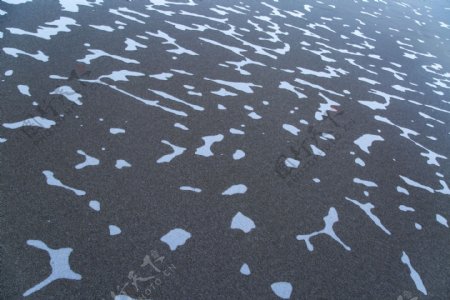 沙滩上的波浪水流痕迹