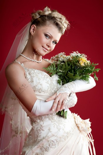 手捧鲜花的外国新娘摄影图片