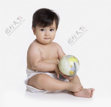 地球仪与可爱小宝宝图片
