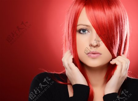 红发时尚美女摄影图片