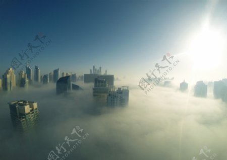 航拍大雾高楼图片