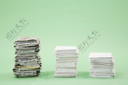 三摞废纸环境保护图片