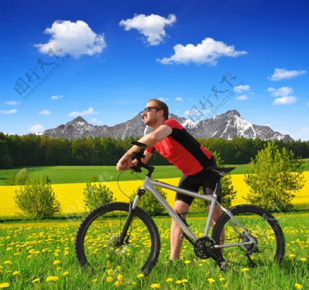 骑自行车旅行的男人图片