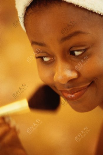 拿着化妆刷化妆的非洲美女图片
