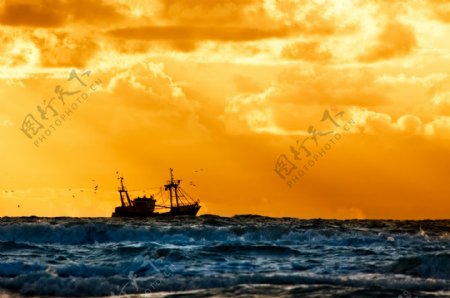 黄昏海面上的渔船摄影高清图片