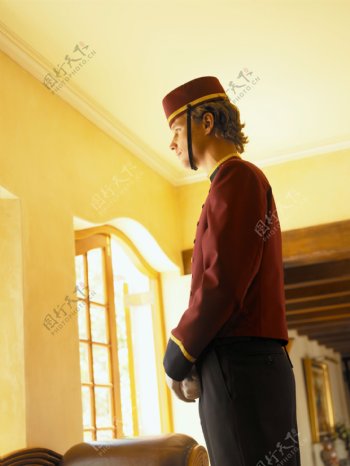 站立的酒店服务生图片