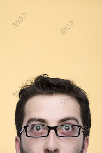 瞪眼睛的男人图片
