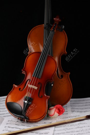 小提琴乐器与乐谱图片素材