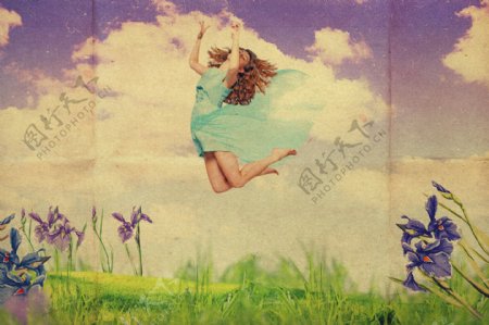草地上凌空飞跃的美女图片