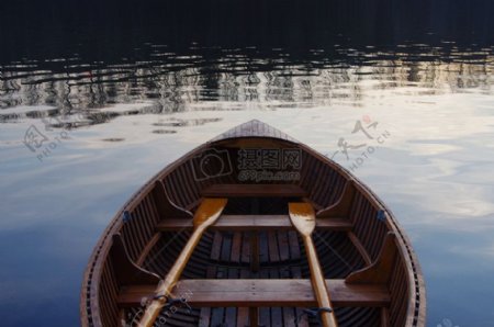 湖泊上的木船