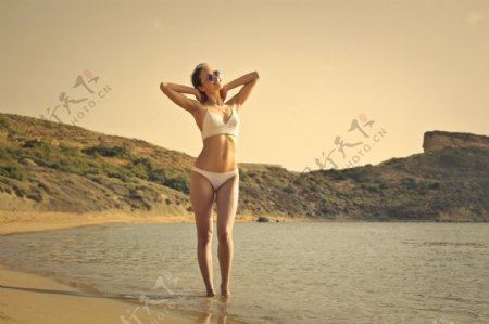 沙滩上的泳装美女图片