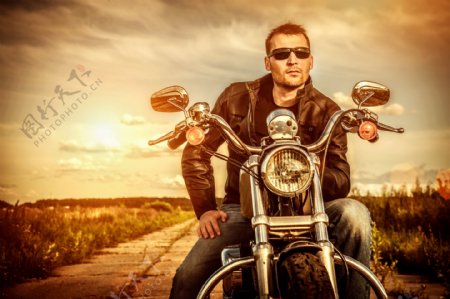 摩托车广告帅哥图片