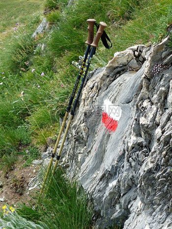 岩石上的红白路标