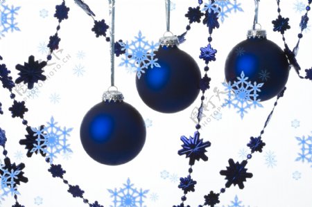 蓝色圣诞球与雪花图片