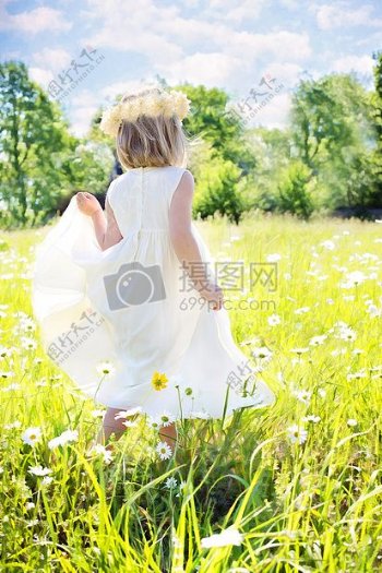 小女孩在山坡草地上