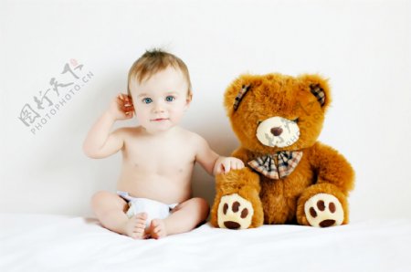 小孩与泰迪熊图片