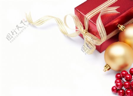 红色礼盒和金色圣诞球图片