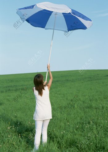 手拿遮阳伞的美女图片
