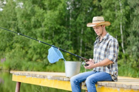 在钓鱼的男人图片