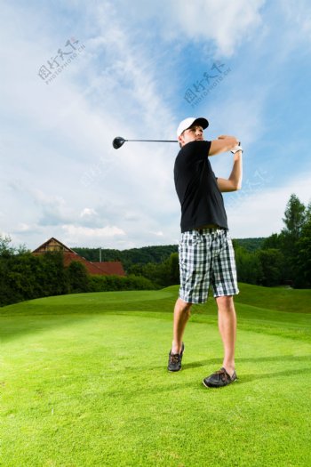 挥动高尔夫球杆的外国男人图片