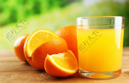 木板上的果汁和橙子