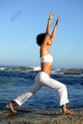 在海边锻炼身体的女人图片