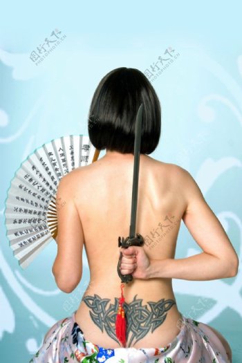 拿着刀的日本艺妓女人图片