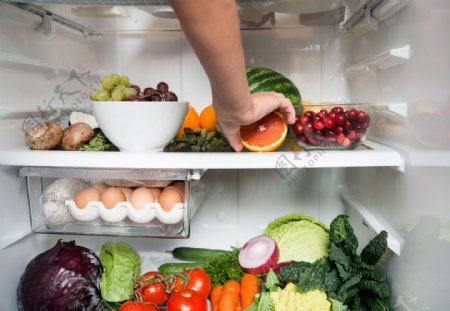 冰箱里的新鲜蔬菜水果图片