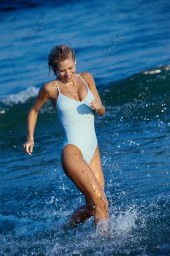 海滩奔跑的性感美女图片