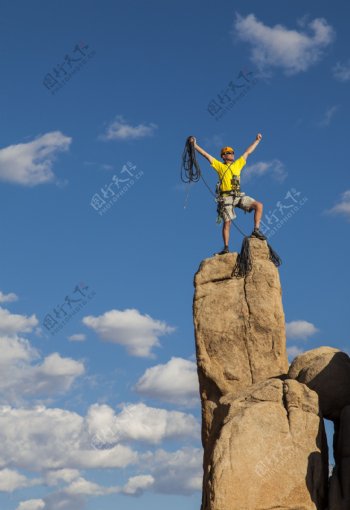 站在岩石上的登山人物