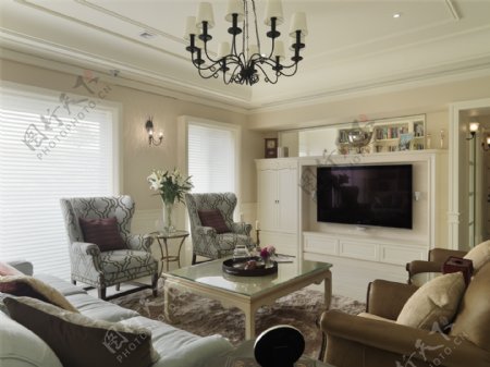 美式简约客厅茶几沙发电视墙设计图