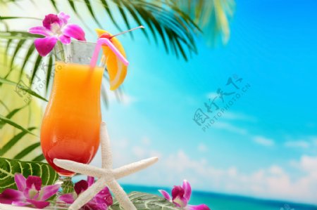 沙滩上的果汁饮料图片