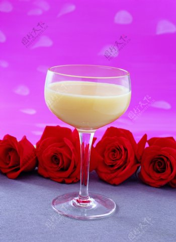 果汁和玫瑰花