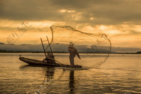 撒鱼网的渔民图片