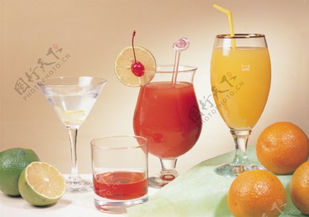 四杯果汁和水果图片