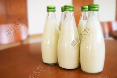 玻璃瓶装牛奶图片