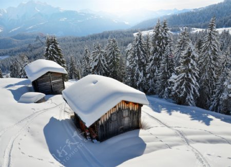 雪地上的小屋