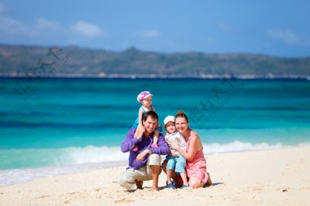 海边的外国快乐家庭图片