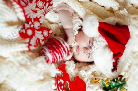 戴着圣诞帽睡觉的婴儿图片