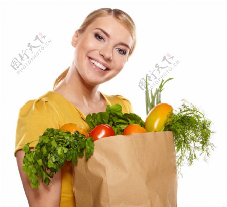 抱着蔬菜水果的美女图片